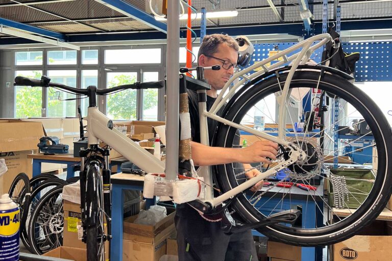 roma ebikes-bike tech-worker